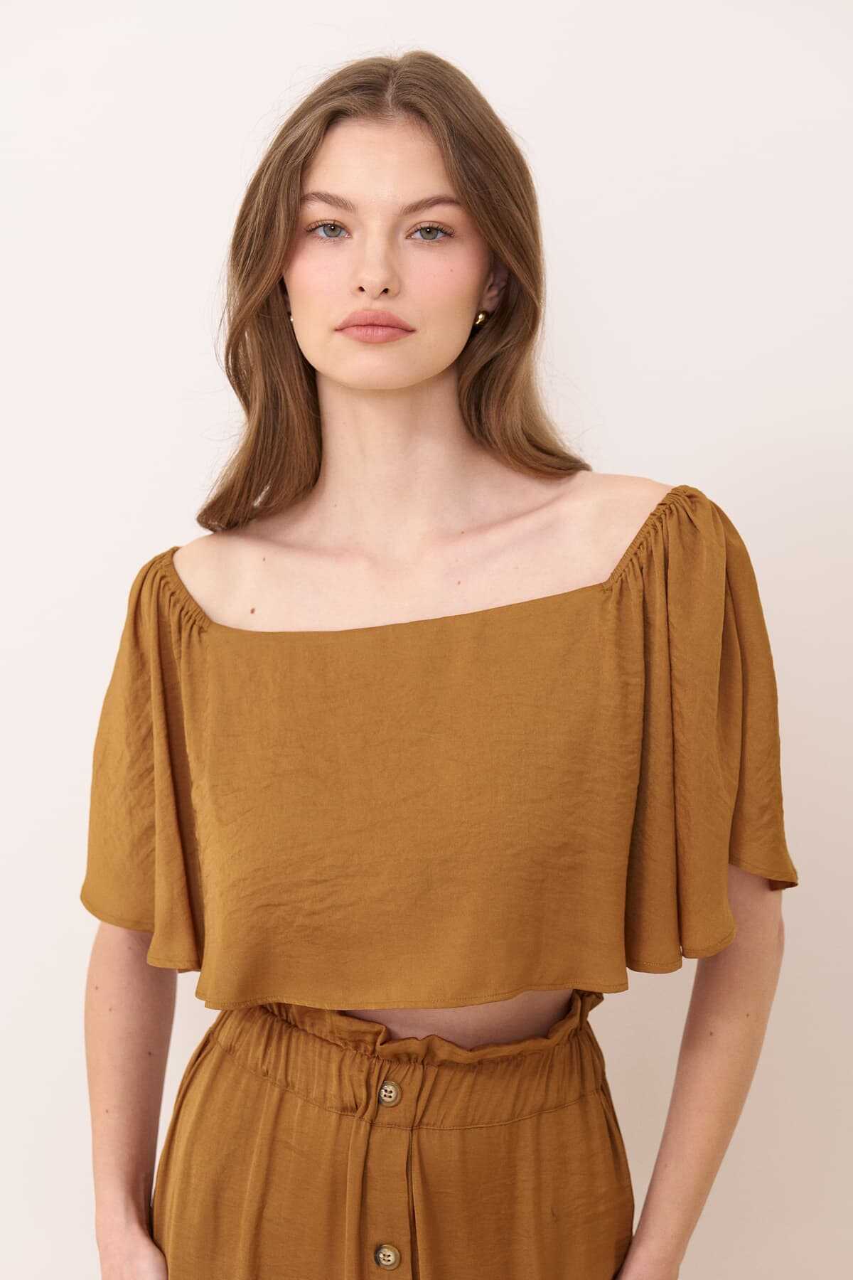 Kayık Yaka Saten Crop Bluz Bal
