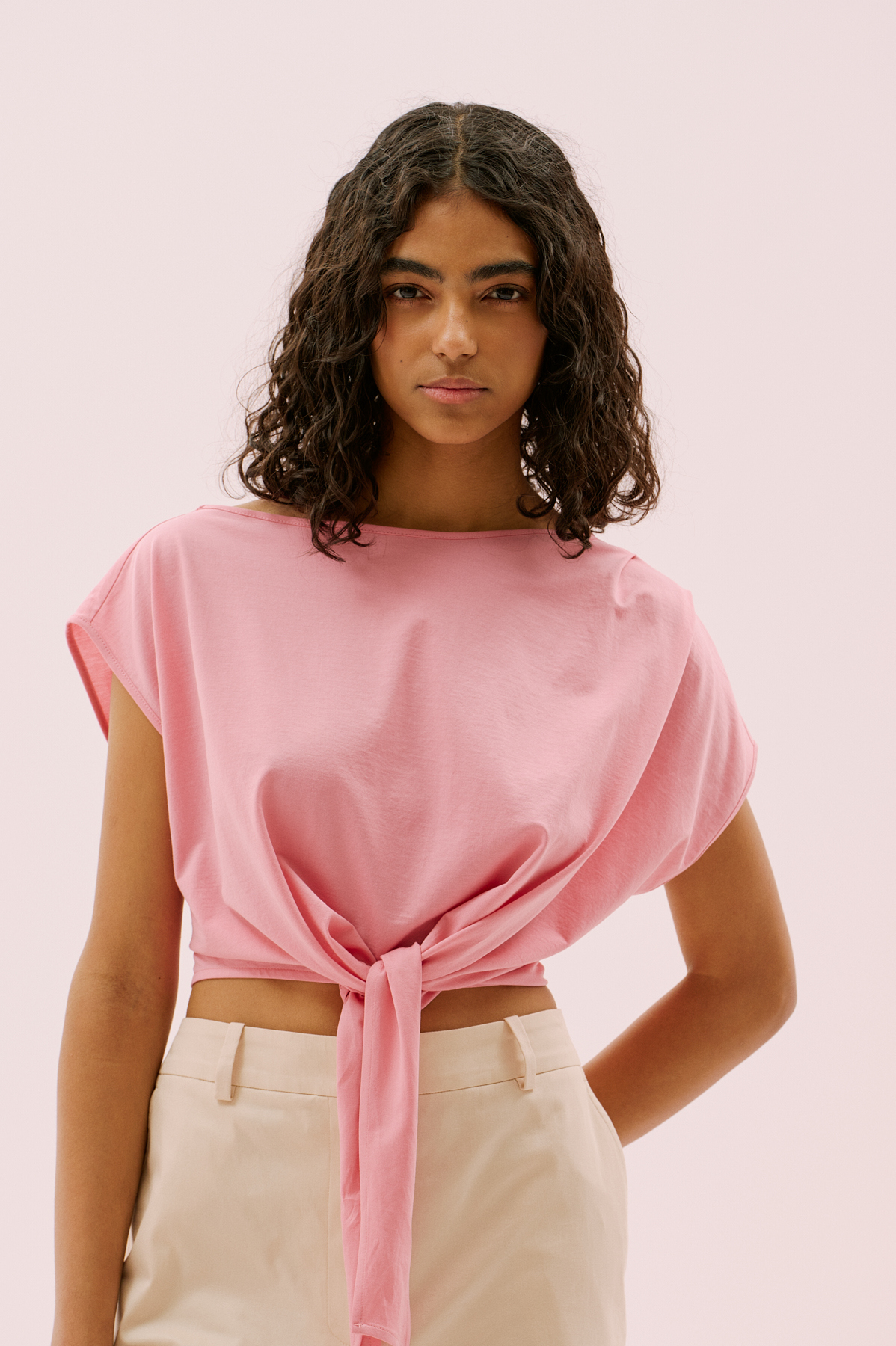 Omuzu Pili Detaylı Belden Bağlamalı T-Shirt Pembe