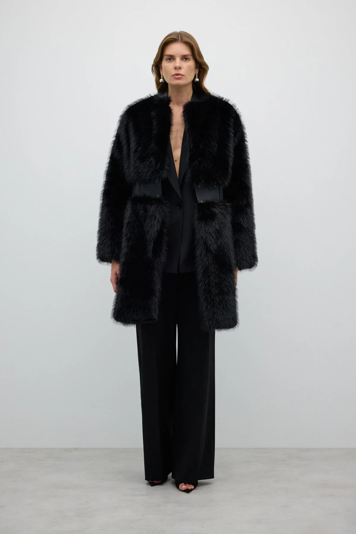 Bele Oturan Lastik ve Çıtçıt Detaylı Kürk Kaban Siyah - 1