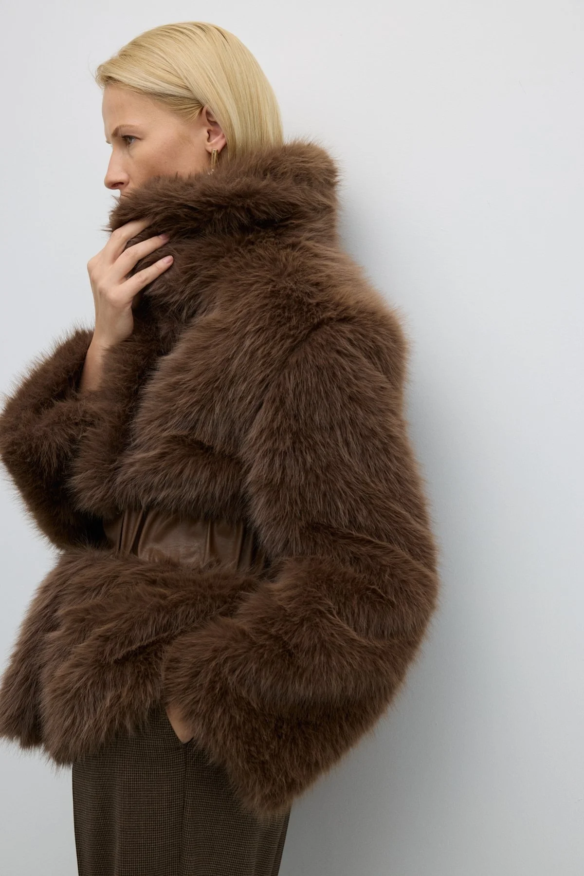 Bele Oturan Lastikli ve Çıtçıt Detaylı Peluş Mont Kahve - 4