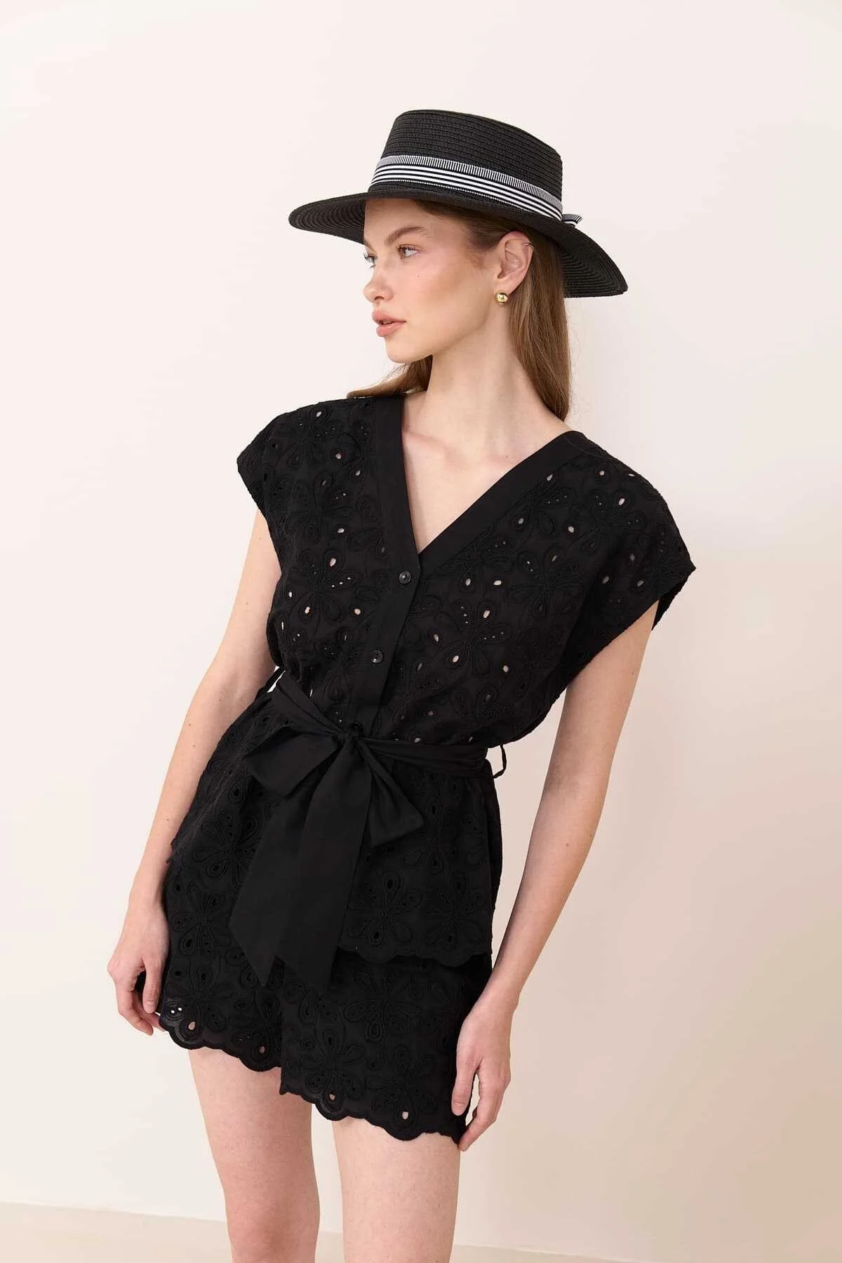 Beli Kuşaklı Brode Bluz Siyah - 1