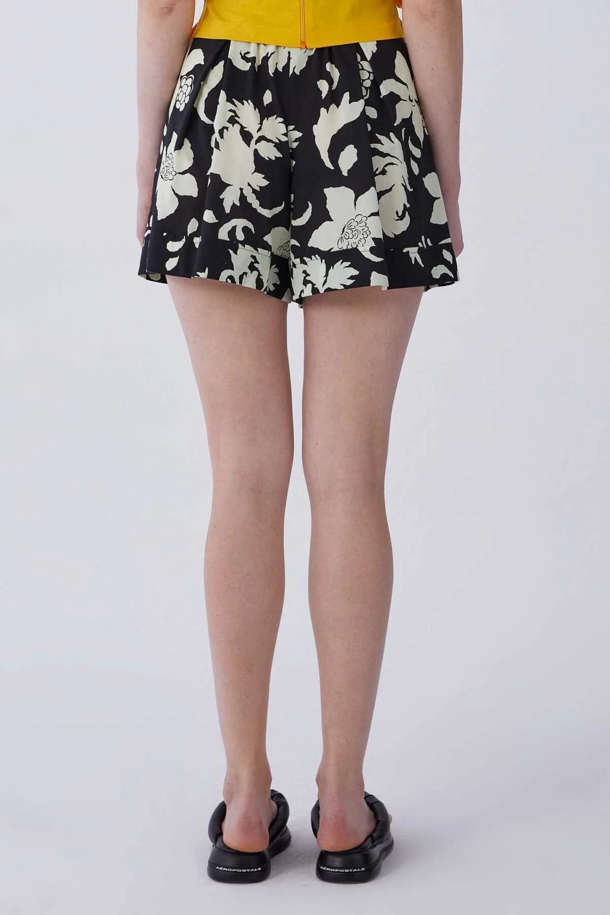 Beyaz Çiçekli Kısa Şort Standart Renk - 2