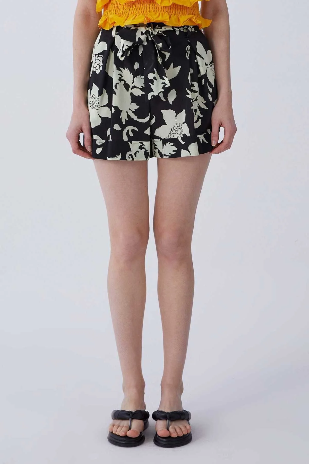 Beyaz Çiçekli Kısa Şort Standart Renk - 1