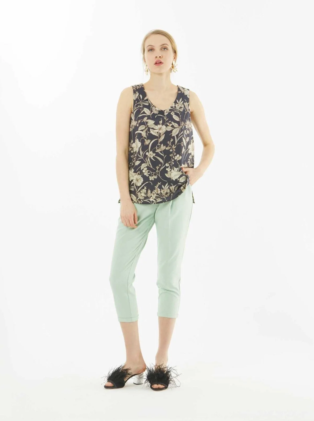 Çiçek Desenli Sıfır Kol Bluz Standart Renk - 1