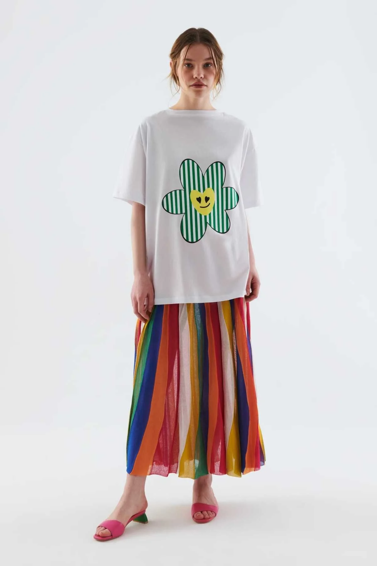  Çiçek Figürlü Kadın Tişört Standart Renk - 1