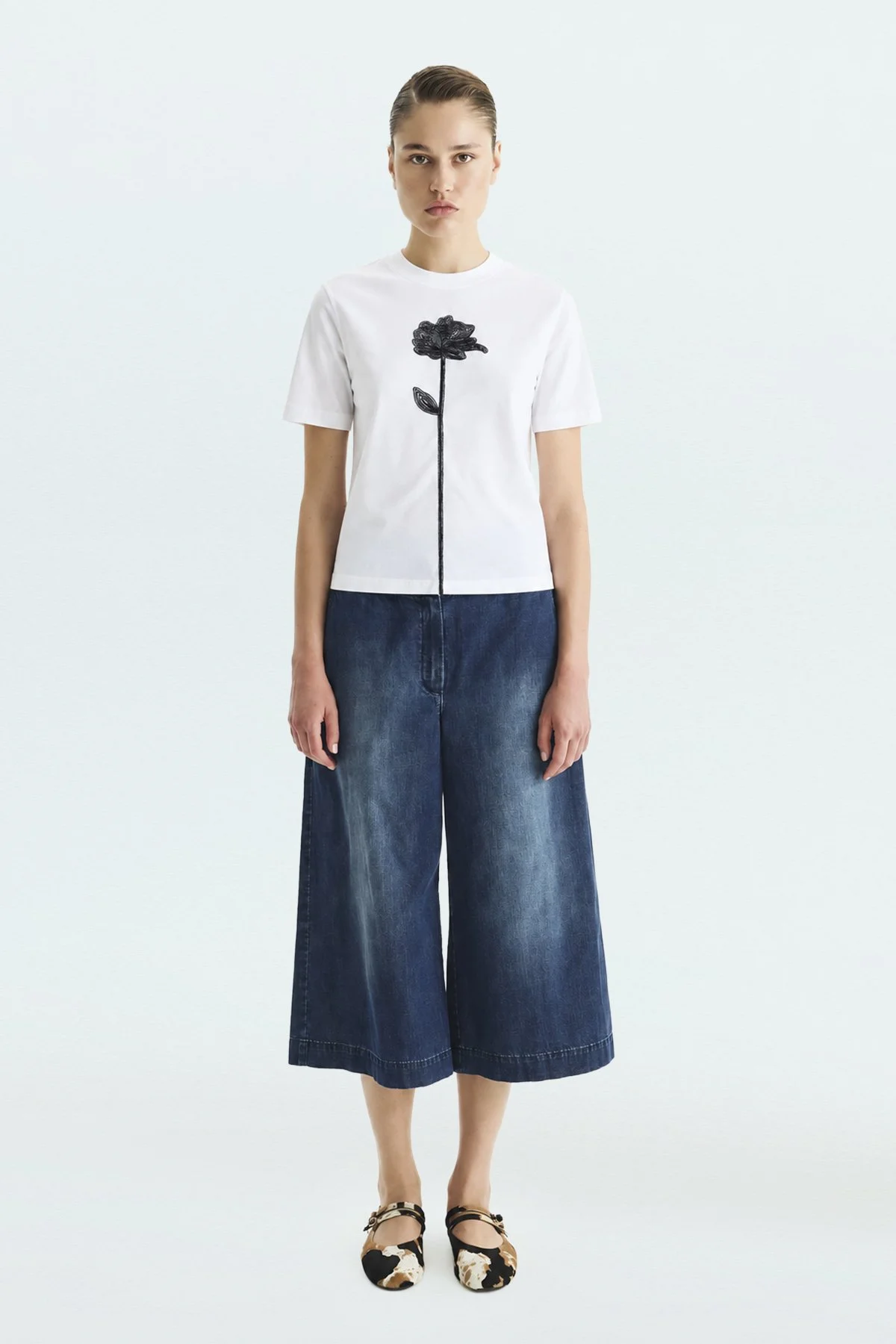Çiçek Nakışlı Kısa Kol T-Shirt Beyaz - 1