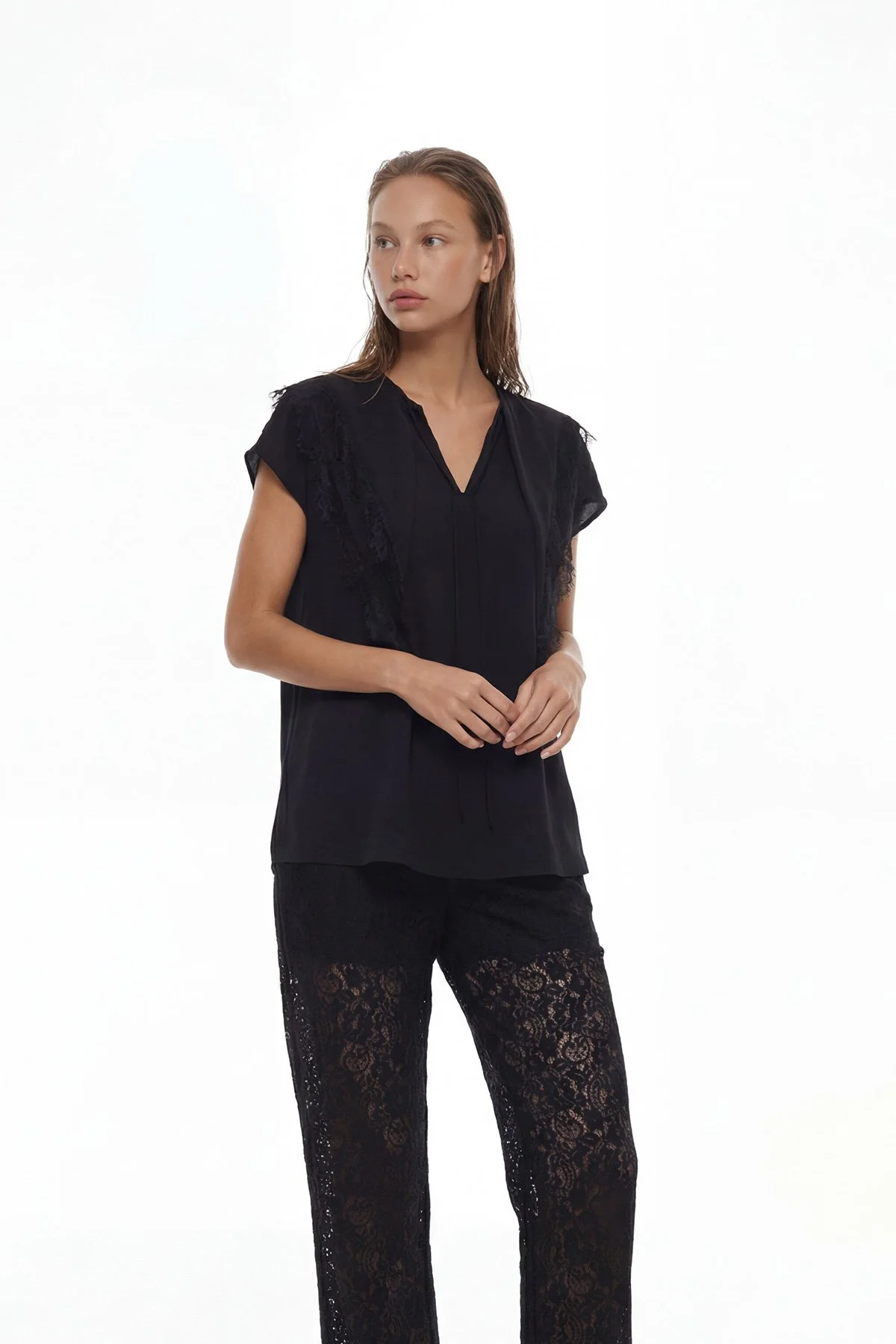 Düşük Omuzlu Dantelli Yaka Detaylı Bluz Siyah - 1