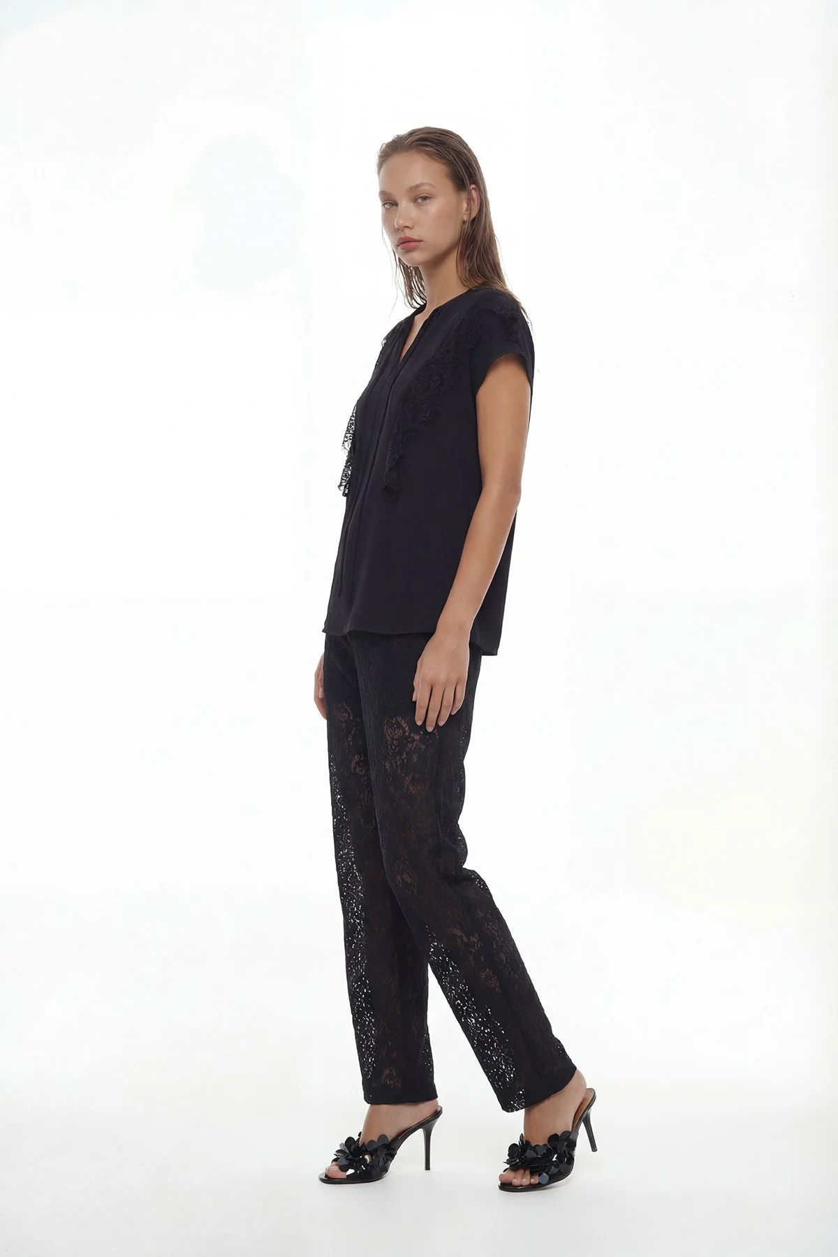 Düşük Omuzlu Dantelli Yaka Detaylı Bluz Siyah - 2