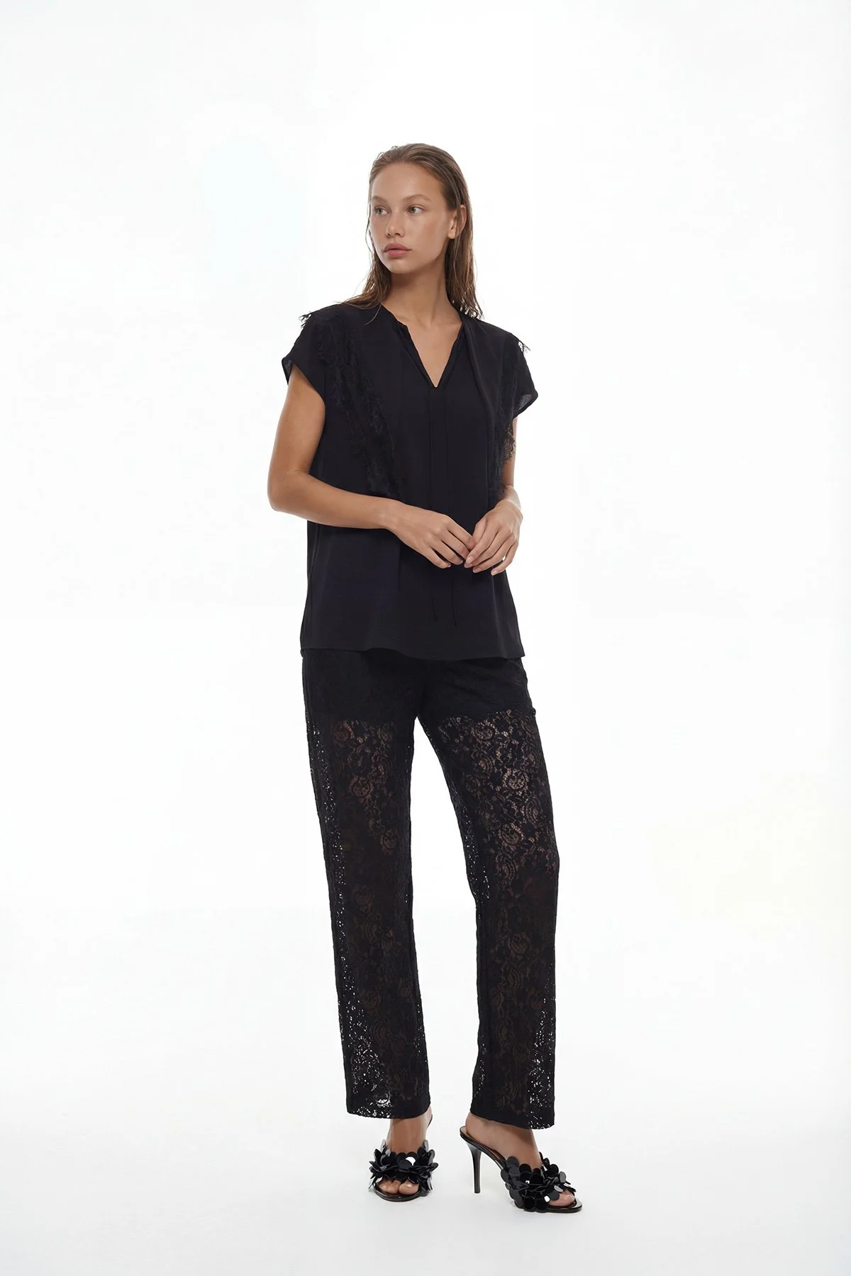 Düşük Omuzlu Dantelli Yaka Detaylı Bluz Siyah - 3