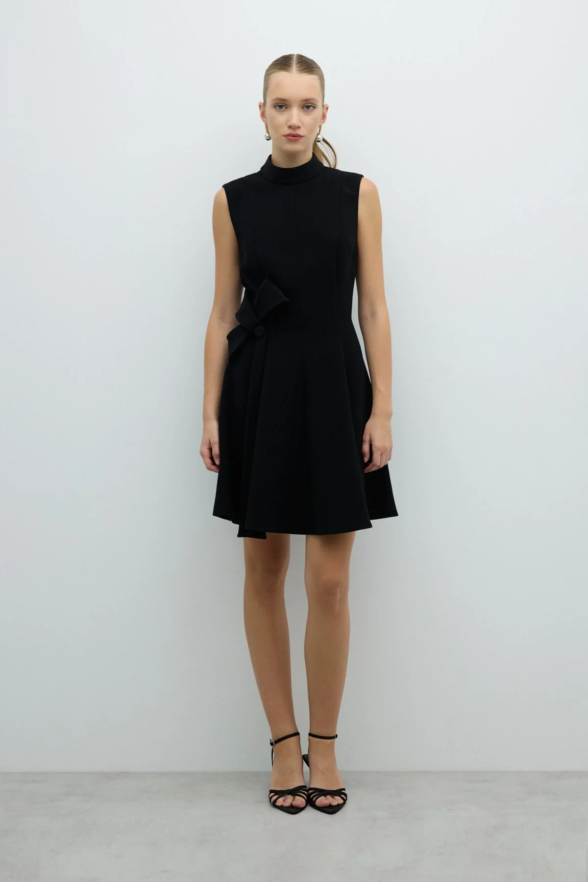 Fiyonk Detaylı Eteği Volanlı Mini Elbise Siyah - 1