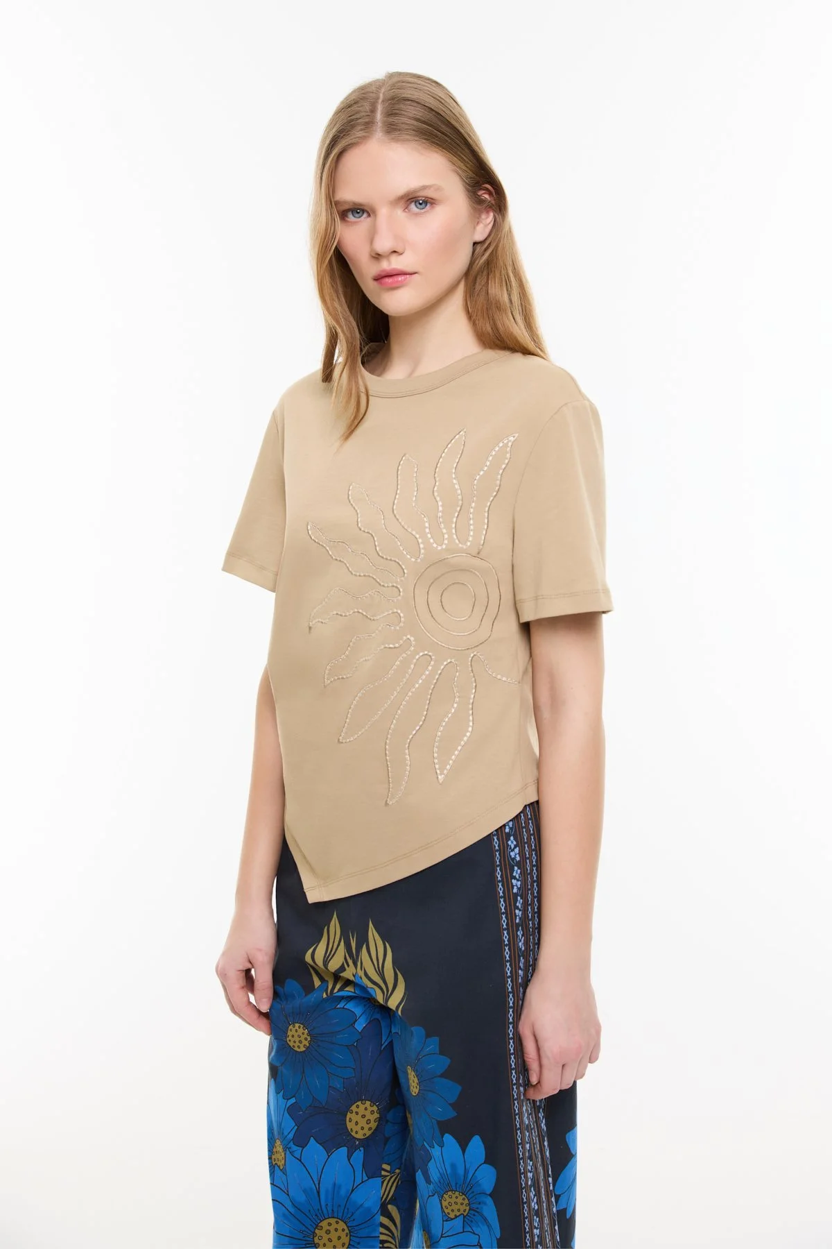 Güneş Nakışlı Asimetrik T-shirt Kahve - 1