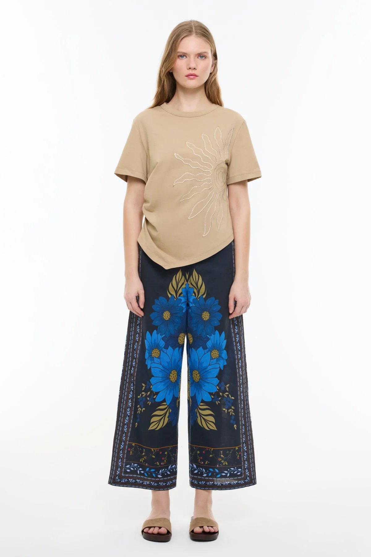 Güneş Nakışlı Asimetrik T-shirt Kahve - 3