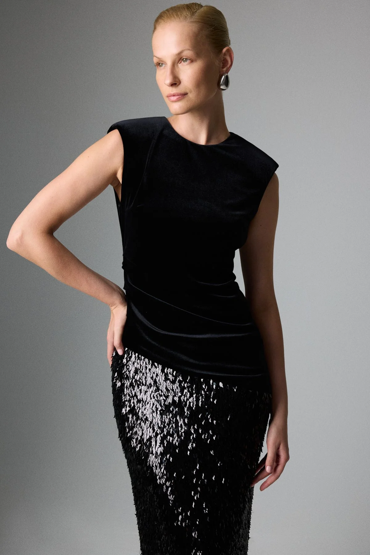 Vatka ve Drape Detaylı Yırtmaçlı Elbise Siyah - 4