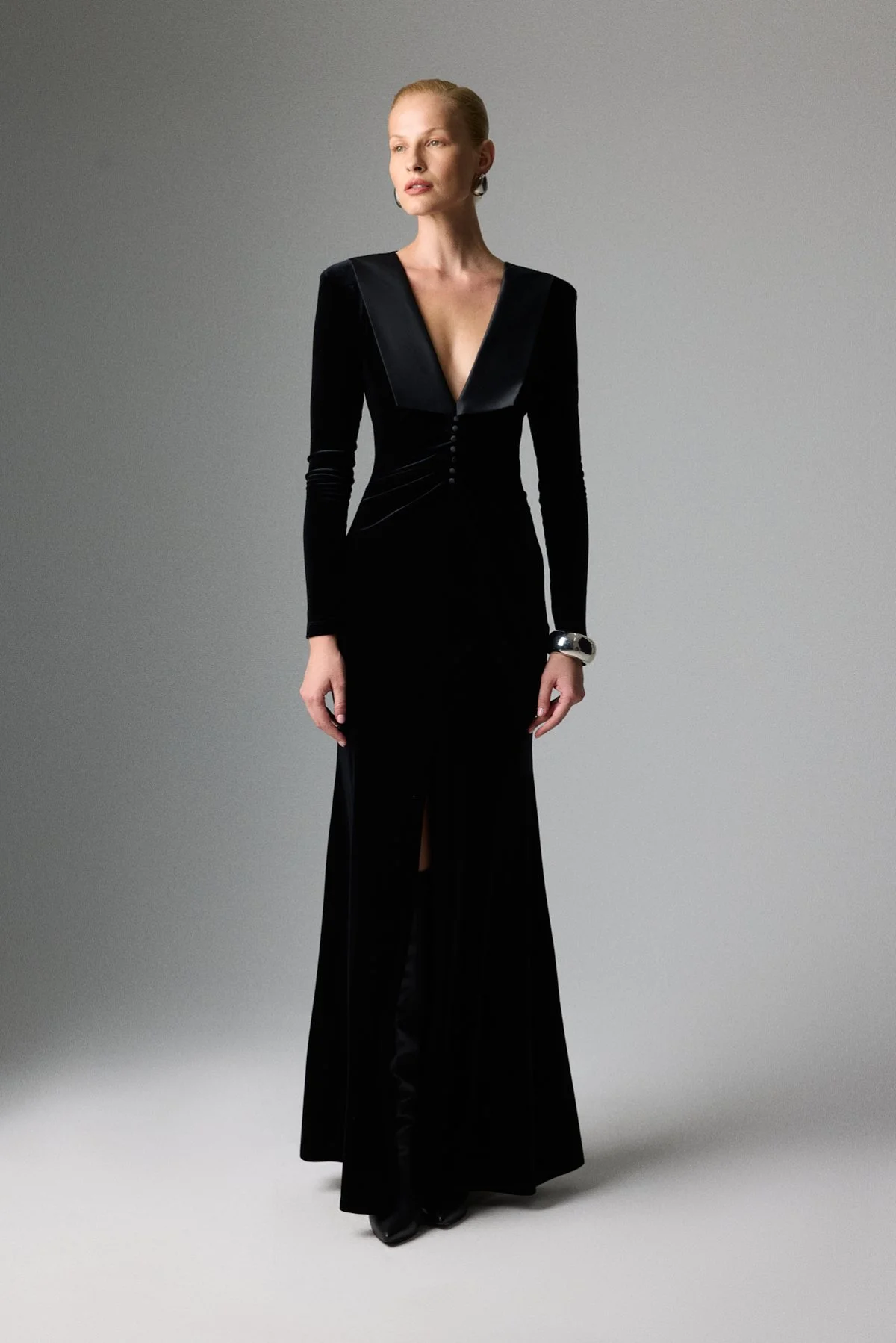 Drape Detaylı Derin Yırtmaçlı Maksi Boy Kadife Elbise Siyah - 1