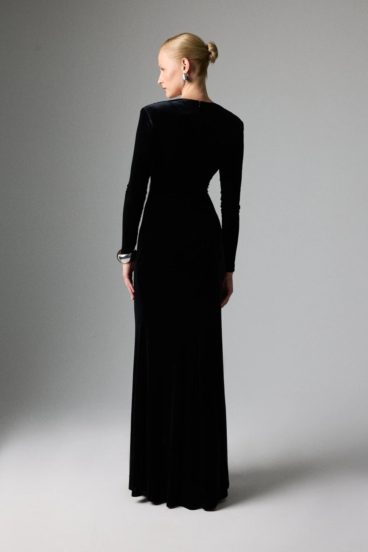 Drape Detaylı Derin Yırtmaçlı Maksi Boy Kadife Elbise Siyah - 2