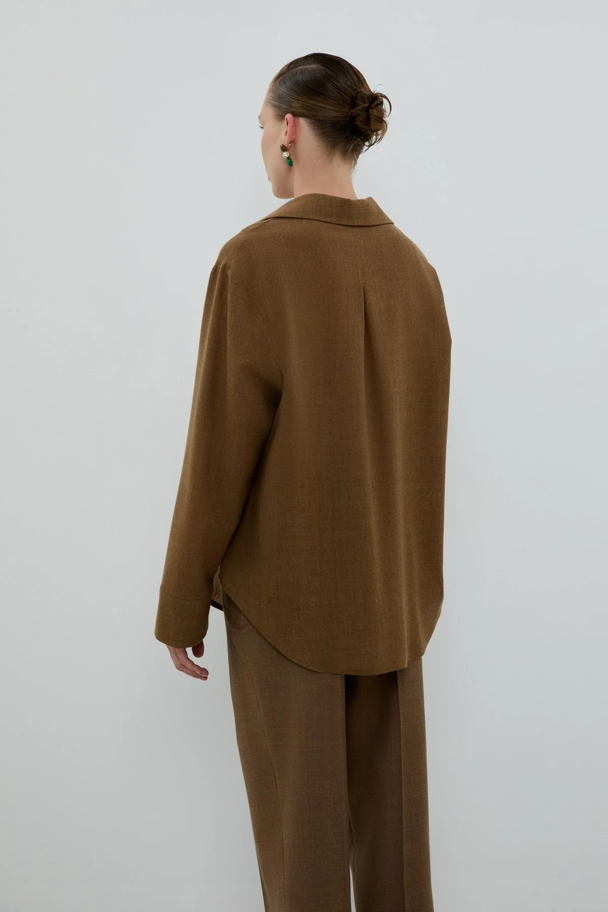 %100 Yün V Yaka Pili Detaylı Gömlek Kahve - 2