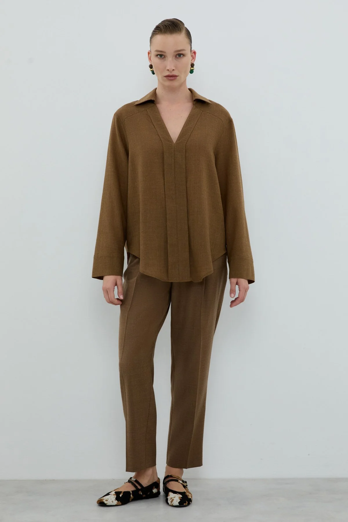 %100 Yün V Yaka Pili Detaylı Gömlek Kahve - 3