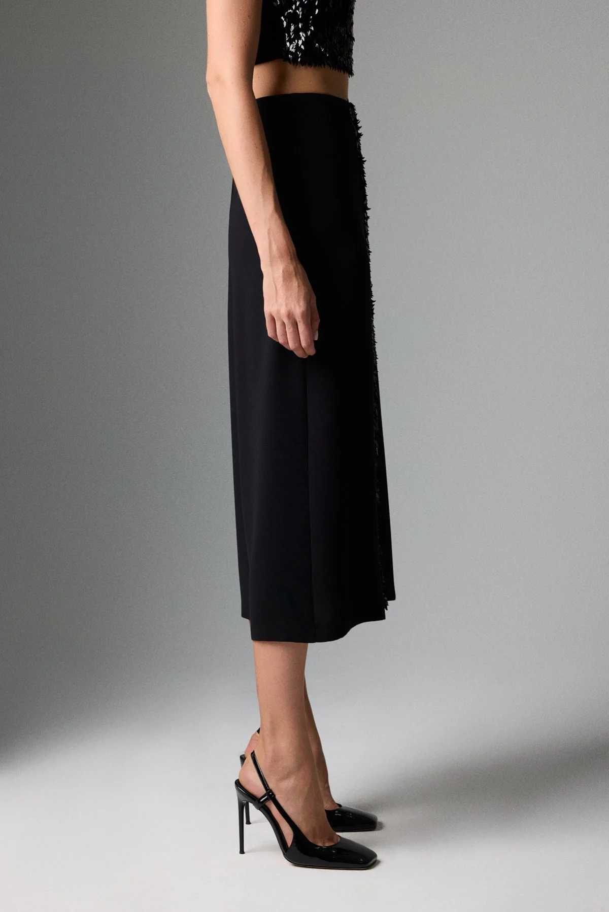 Payet ve Önü Yırtmaç Detaylı Midi Boy Etek Siyah - 3