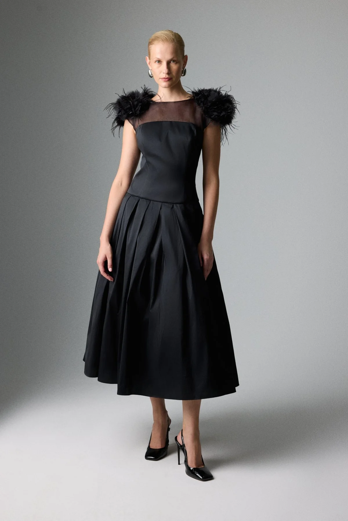 Omuzları Çiçek Aksesuarlı Pileli Midi Boy Elbise Siyah - 1