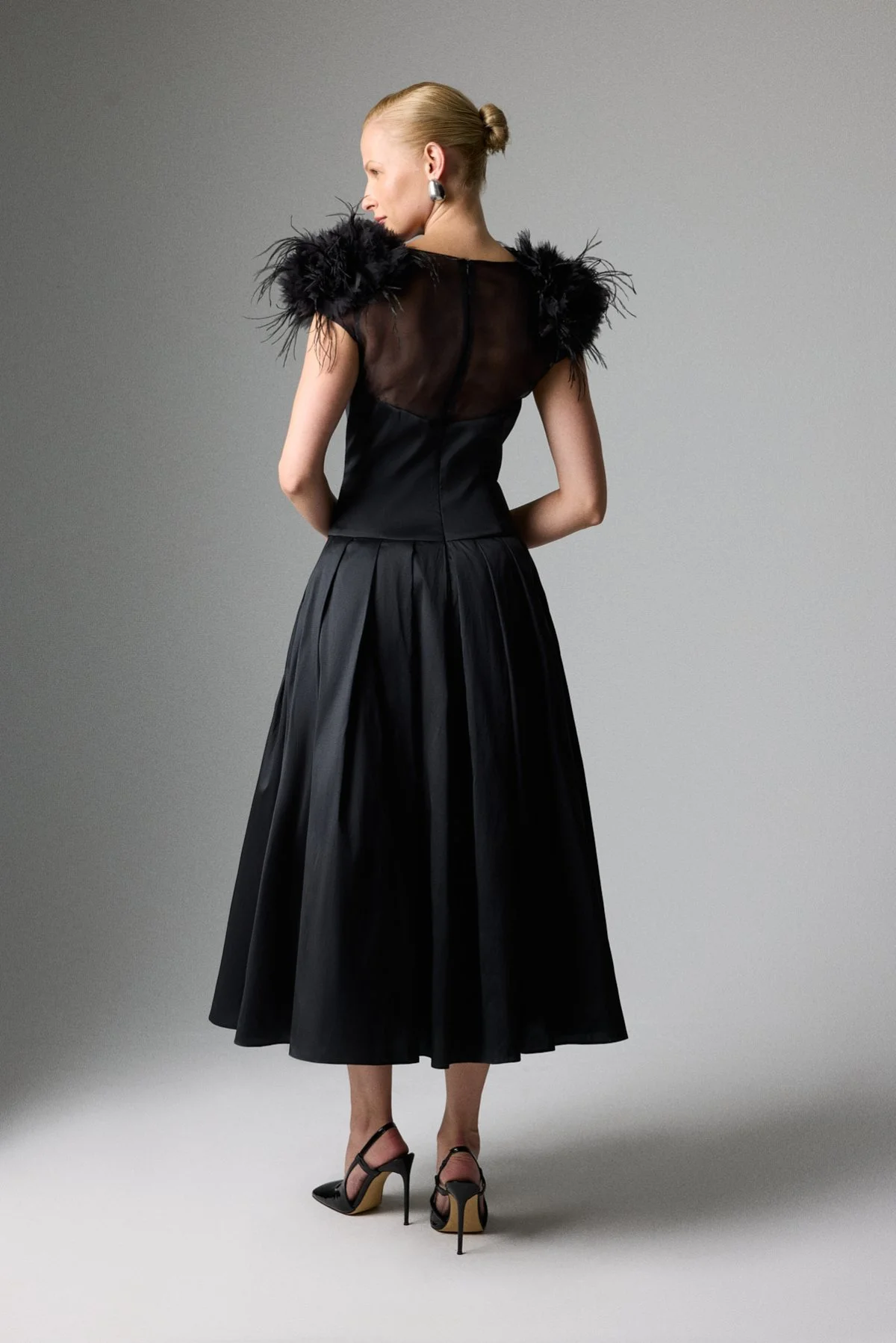 Omuzları Çiçek Aksesuarlı Pileli Midi Boy Elbise Siyah - 2