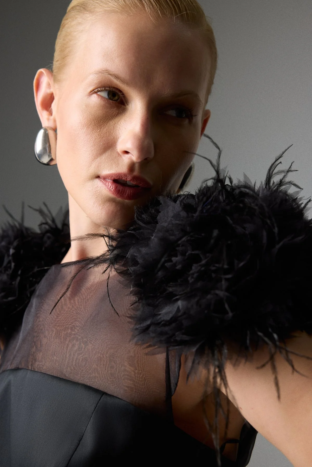 Omuzları Çiçek Aksesuarlı Pileli Midi Boy Elbise Siyah - 3