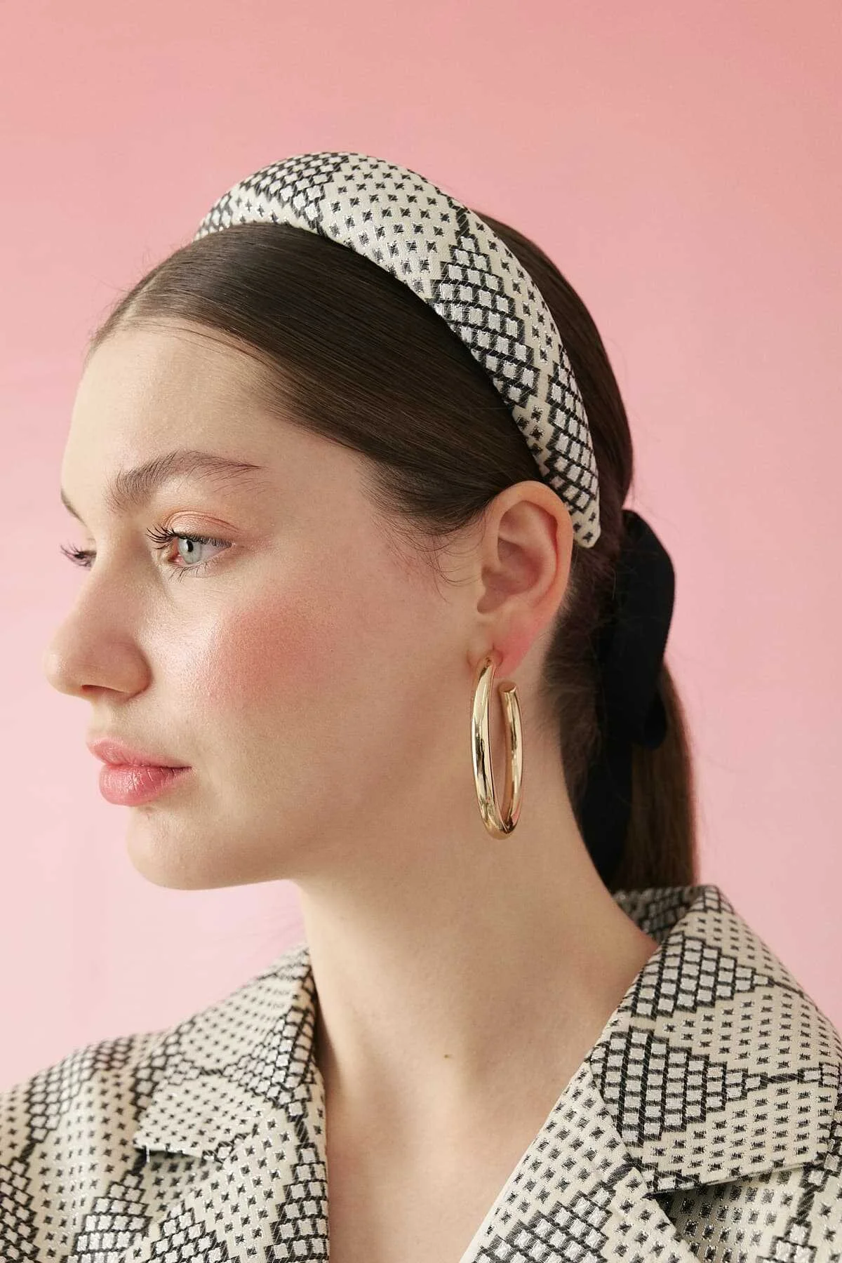 Siyah-Beyaz Geometrik Desenli Taç - 1