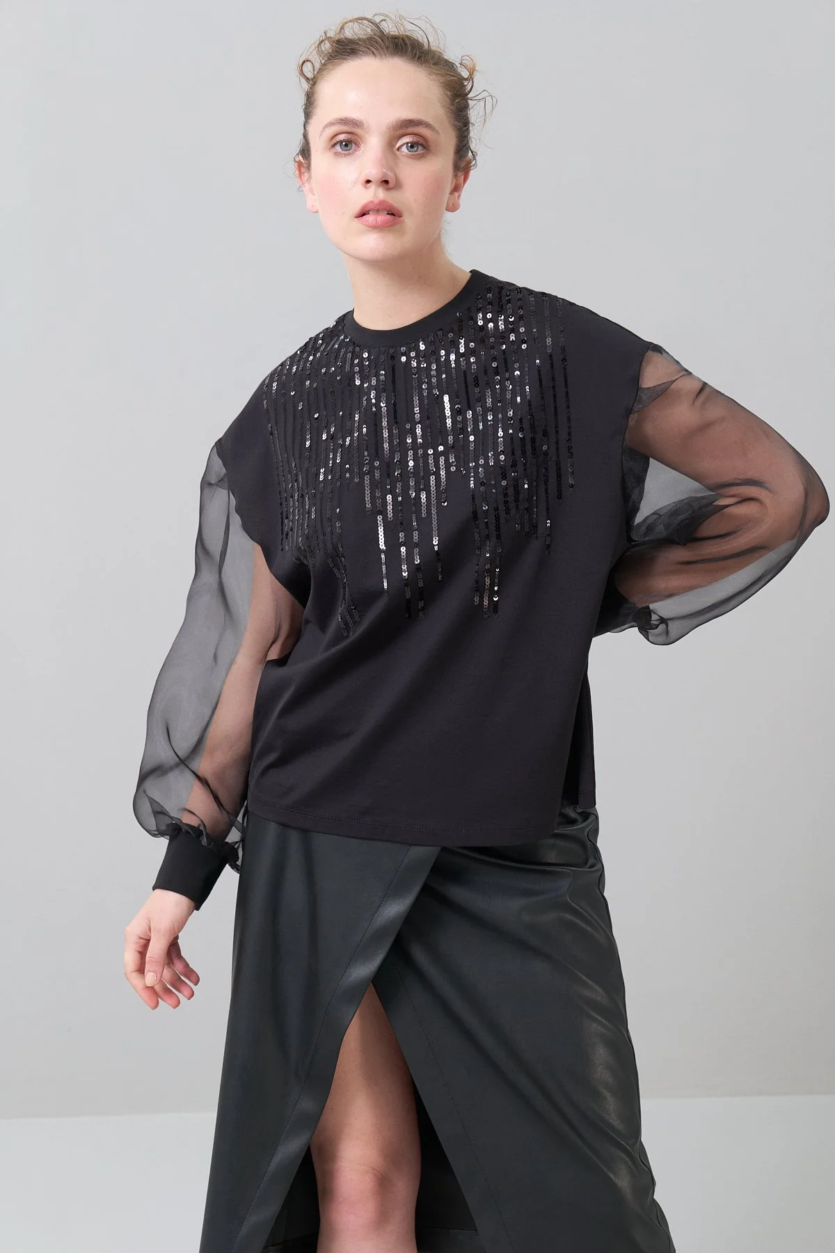 Önü Pullu Kolları Organze Bluz Siyah - 1