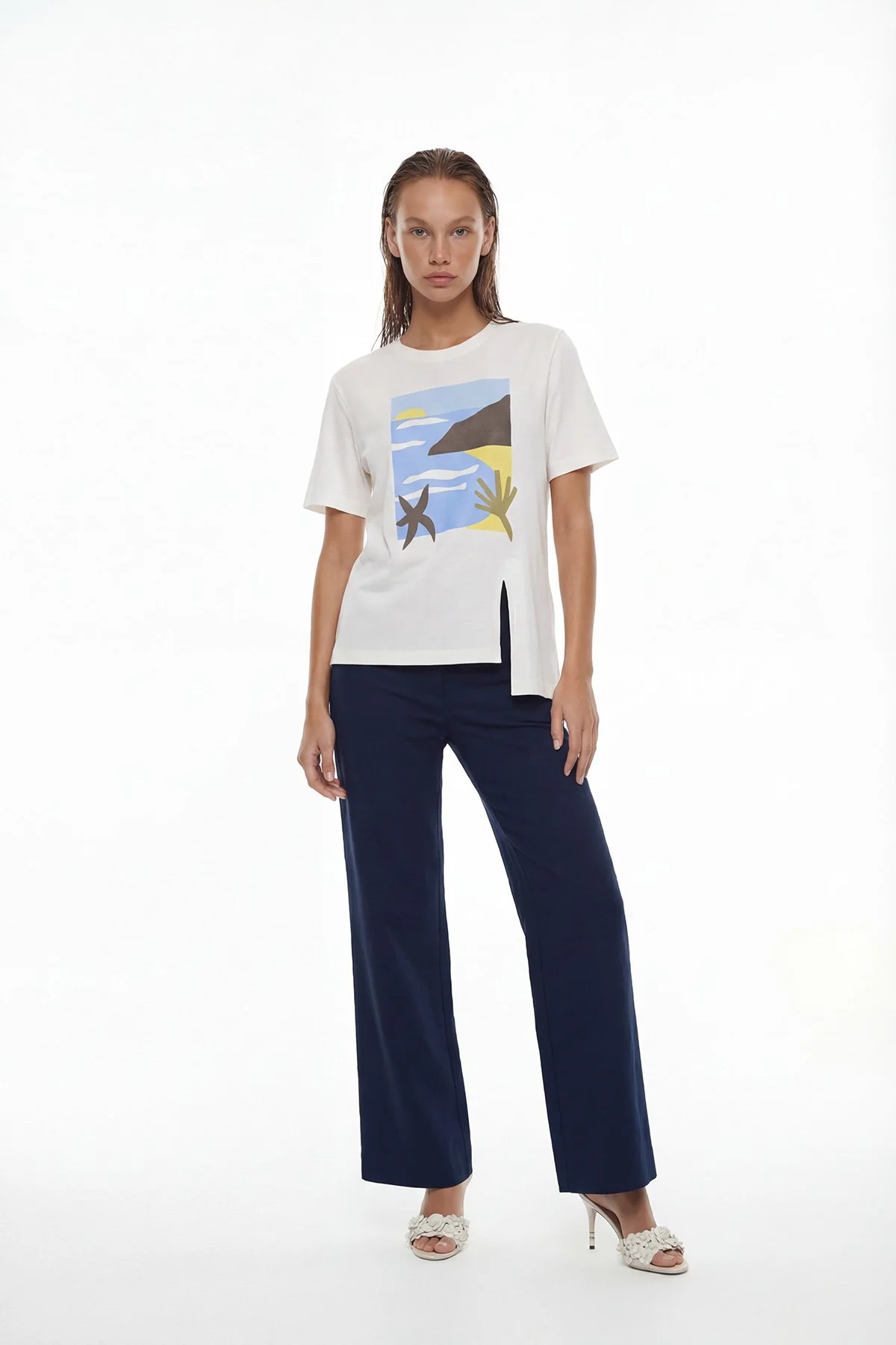Yırtmaç Detaylı Baskılı T-shirt Ekru - 3