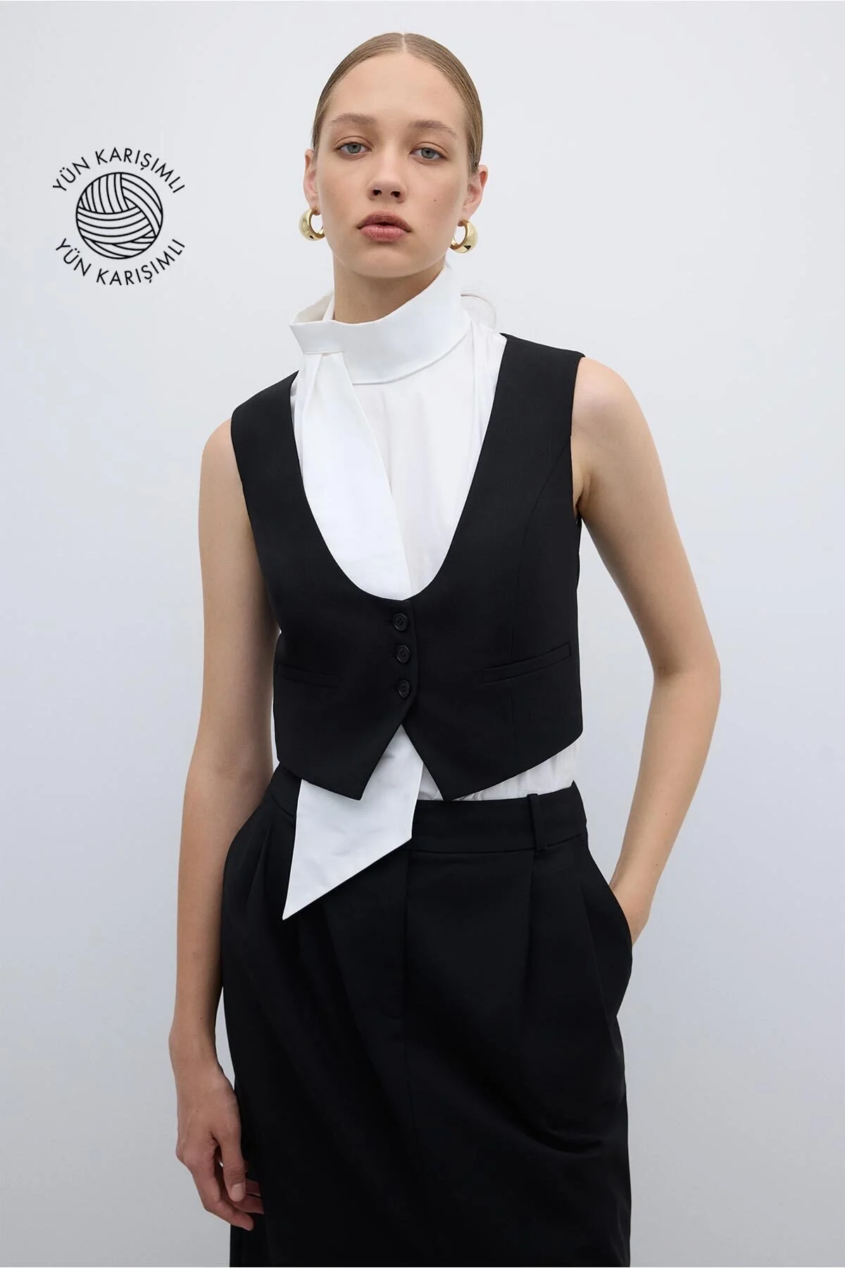 U Yaka Önü Düğmeli Yelek Siyah - 1