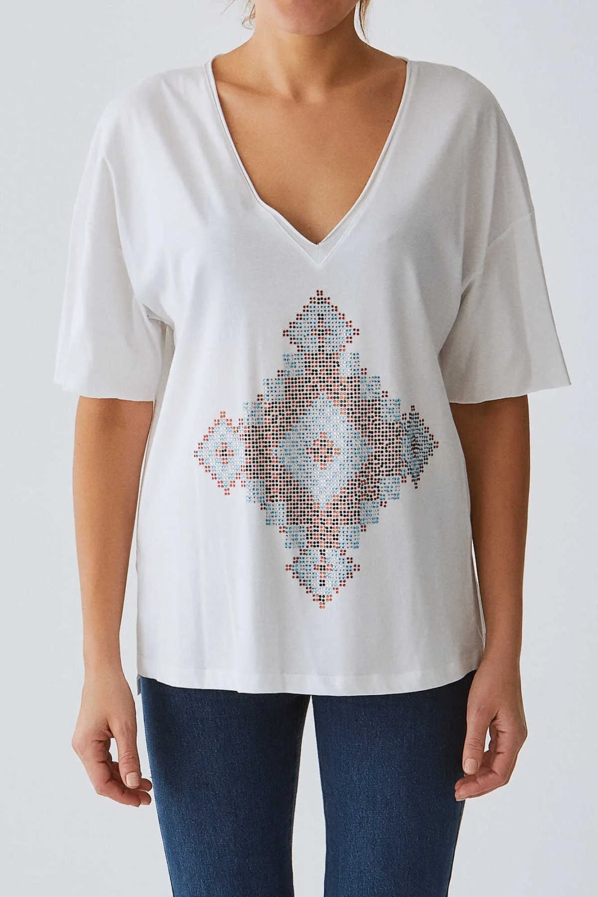 V Yaka Desenli T-Shirt Optik Beyaz - 1