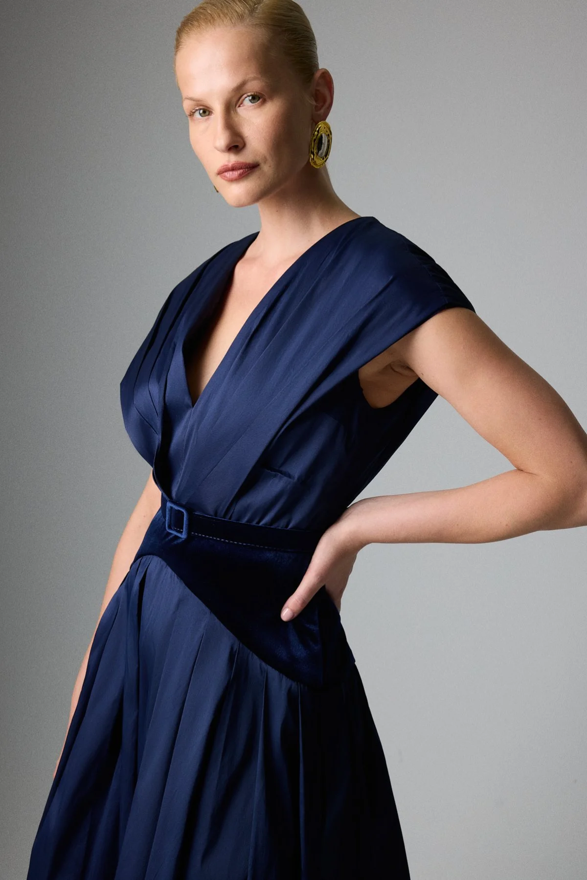 V Yaka Drapeli Kadife Detaylı Tafta Elbise Lacivert - 4