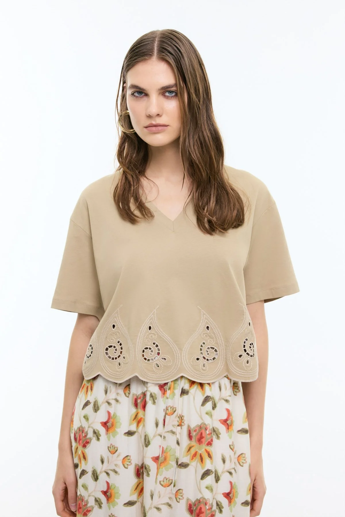 V Yaka Embrode Nakışlı T-shirt Kahve - 1