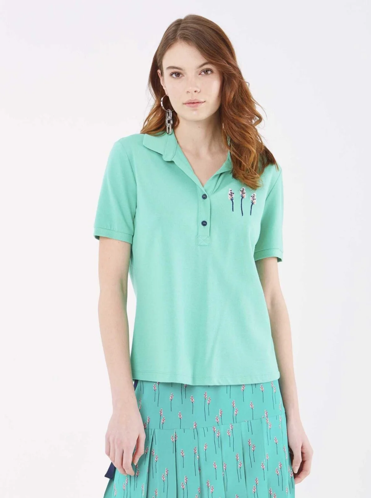 V Yakalı Çiçek Desenli Basic Kadın T-Shirt Yeşil - 1