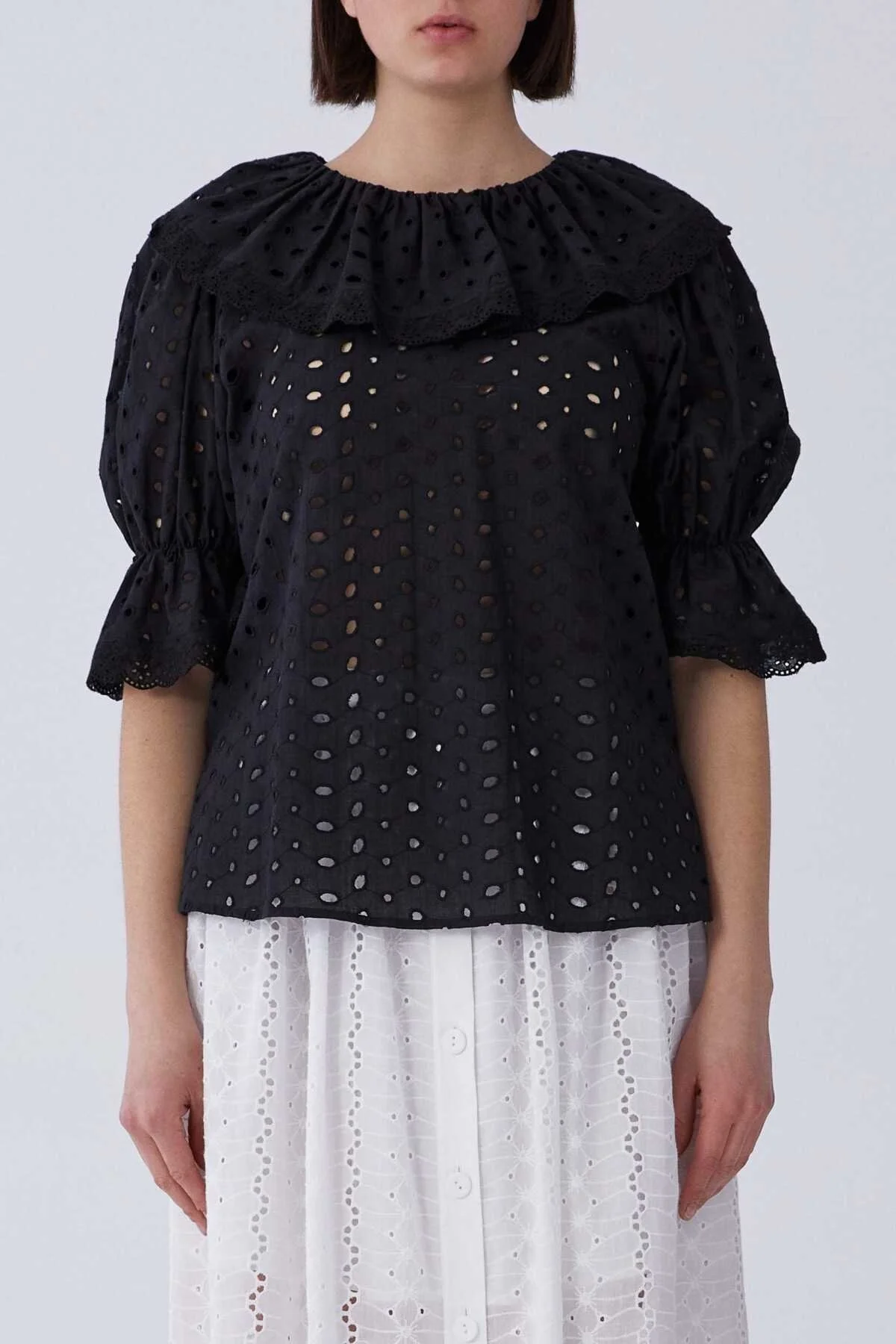 Yaka Detaylı Delikli Bluz Siyah - 1