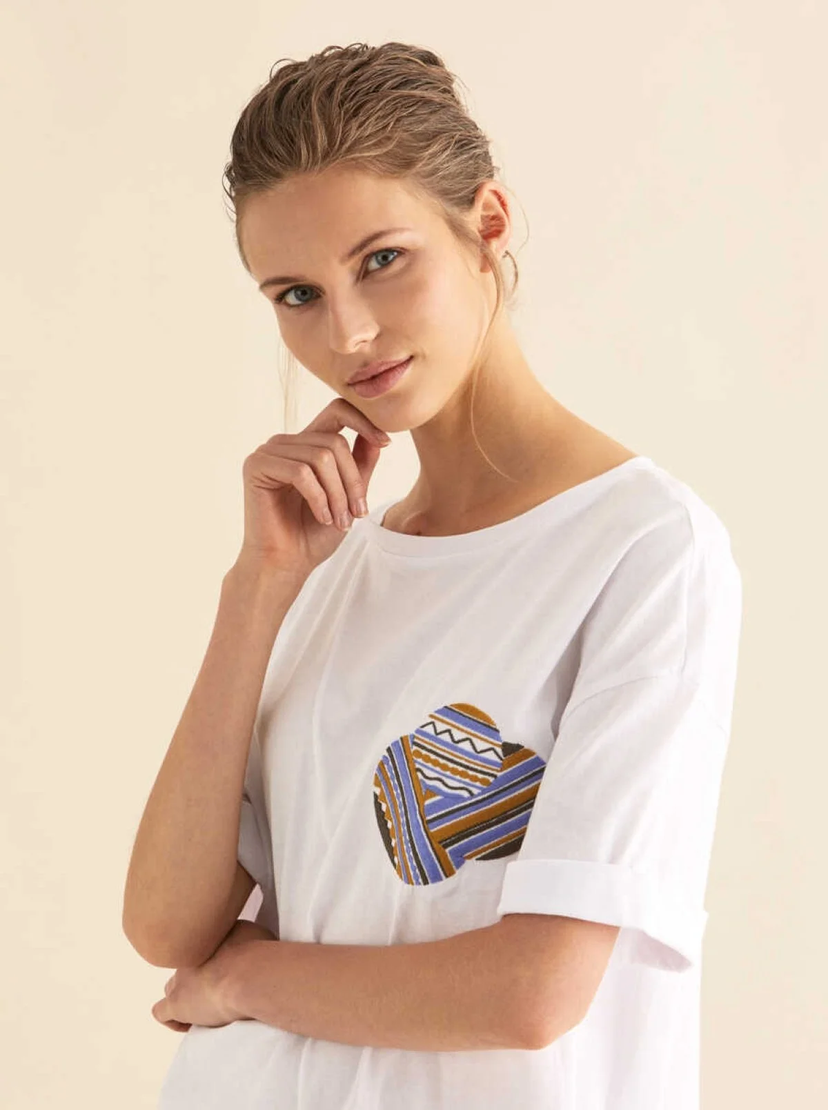  Yaka Ve Nakış Detaylı Tişört Beyaz - 3