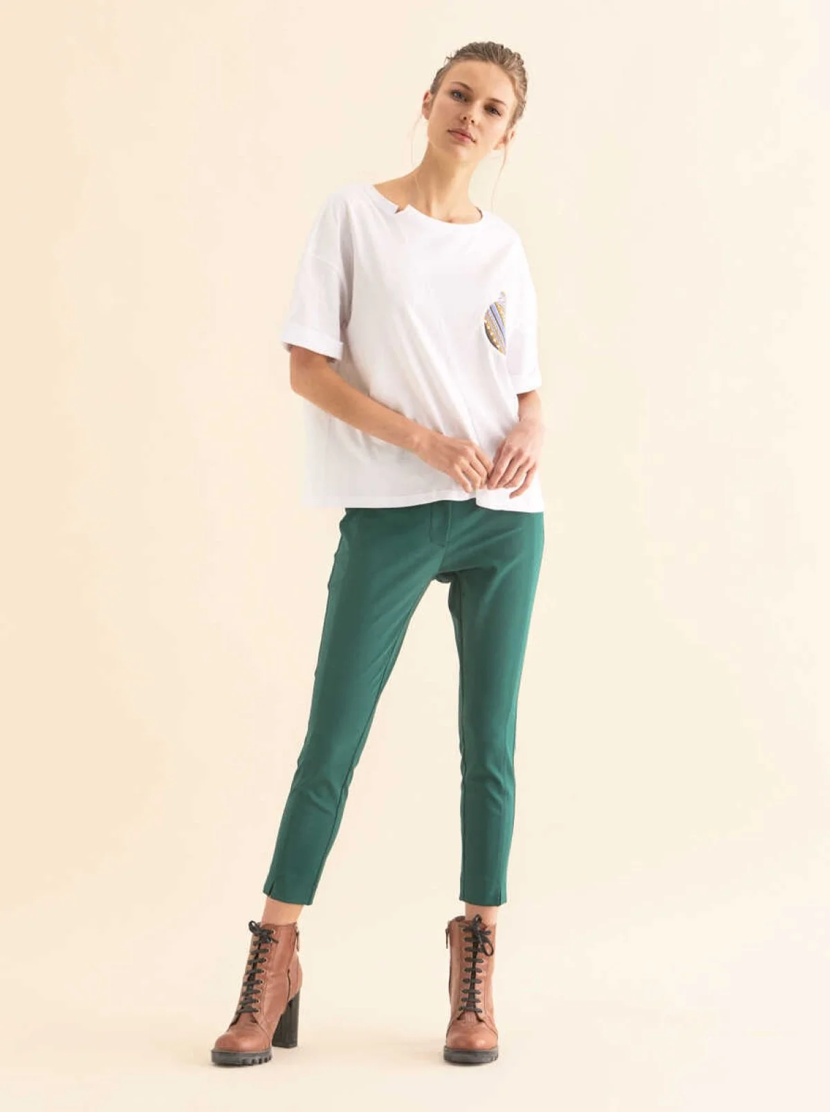  Yaka Ve Nakış Detaylı Tişört Beyaz - 4