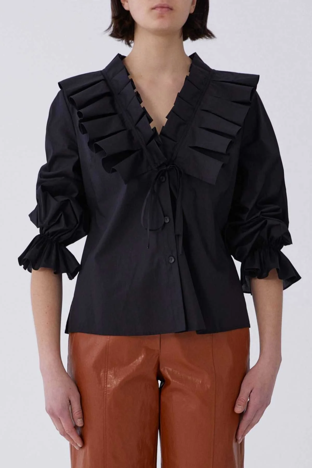 Yakası Pileli Kol Detaylı Gömlek Siyah - 1