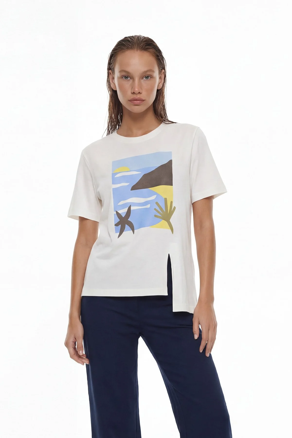 Yırtmaç Detaylı Baskılı T-shirt Ekru - 1