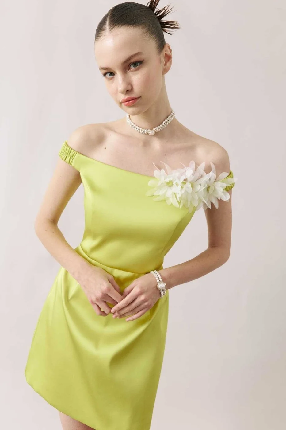 Çiçek Detaylı Kayık Yaka Saten Mini Elbise Sarı - 3