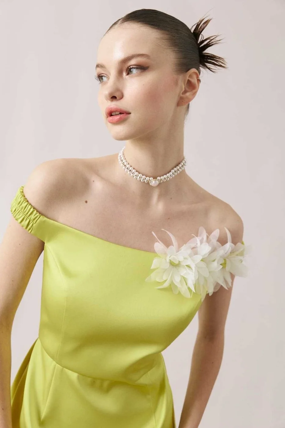 Çiçek Detaylı Kayık Yaka Saten Mini Elbise Sarı - 4